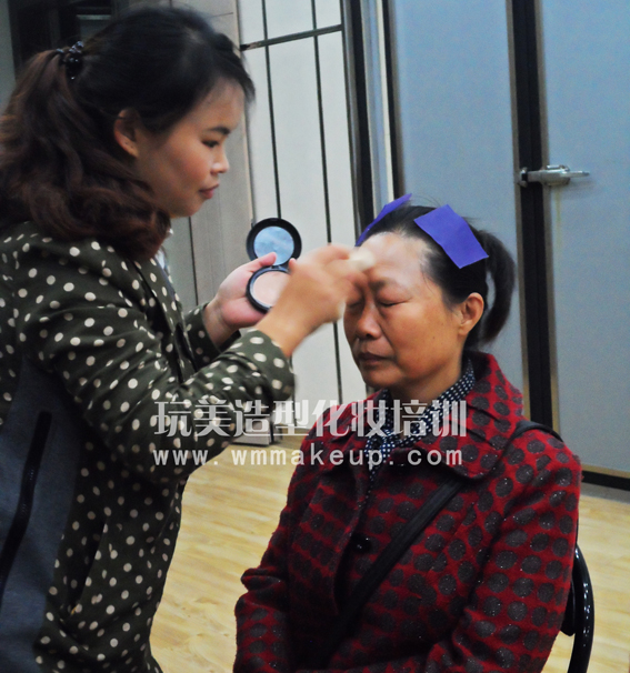 玩美造型为“越策越开心”节目提供专业化妆造型服务