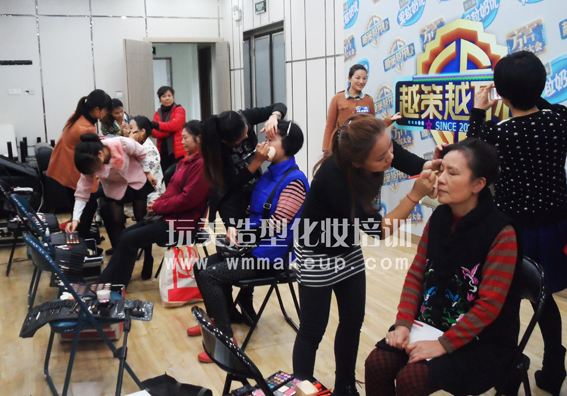玩美造型为“越策越开心”节目提供专业化妆造型服务