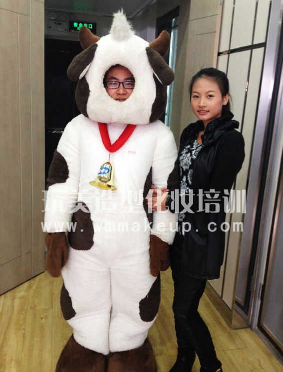 玩美造型为“越策越开心”节目提供专业化妆造型服务