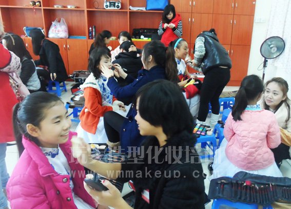 长沙玩美化妆学校强力助阵博才咸嘉小学歌舞比赛