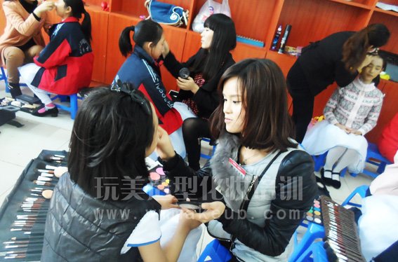 长沙玩美化妆学校强力助阵博才咸嘉小学歌舞比赛