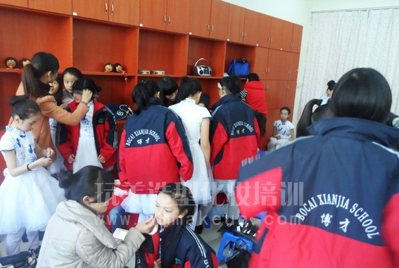 长沙玩美化妆学校强力助阵博才咸嘉小学歌舞比赛