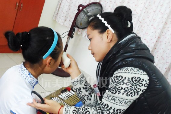 长沙玩美化妆学校强力助阵博才咸嘉小学歌舞比赛