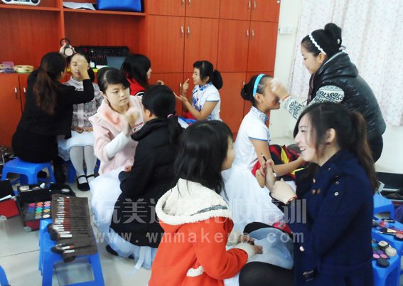 长沙玩美化妆学校强力助阵博才咸嘉小学歌舞比赛