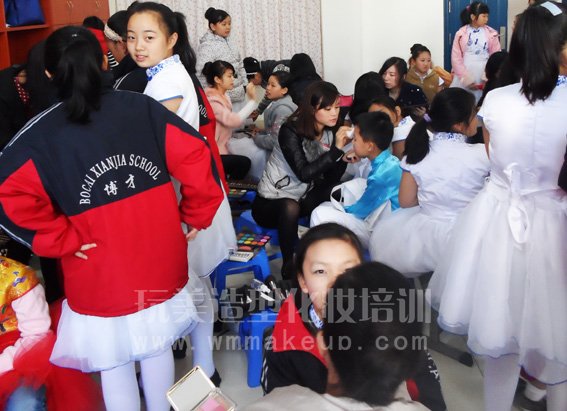 长沙玩美化妆学校强力助阵博才咸嘉小学歌舞比赛