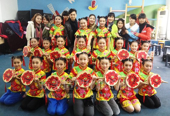 长沙玩美化妆学校强力助阵博才咸嘉小学歌舞比赛