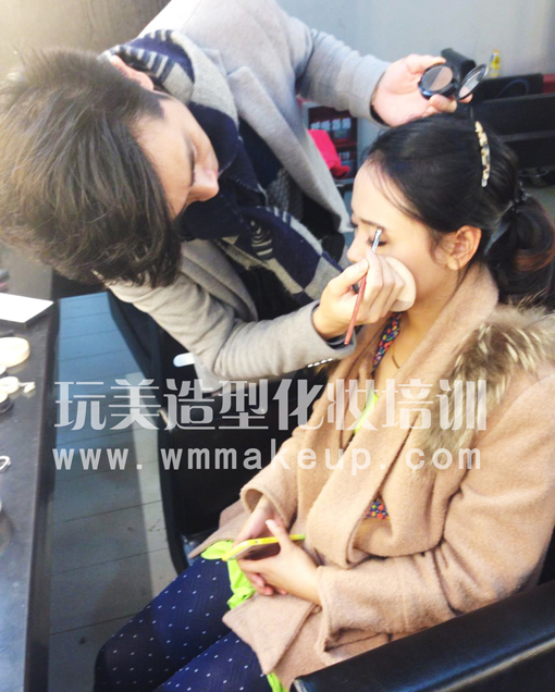 长沙玩美造型化妆培训学校经视伍佰棚《越策越开心》工作花絮