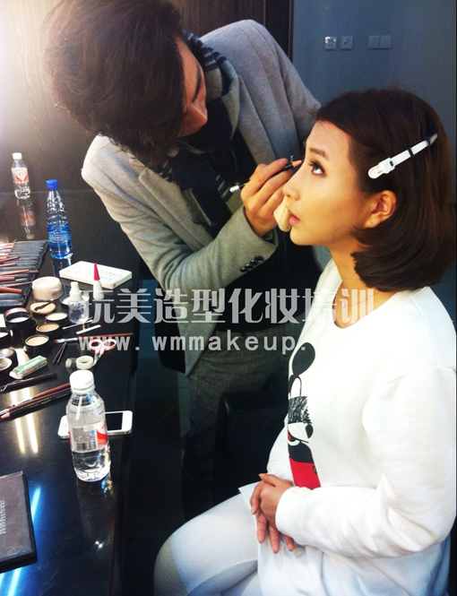 长沙玩美造型化妆培训学校经视伍佰棚《越策越开心》工作花絮