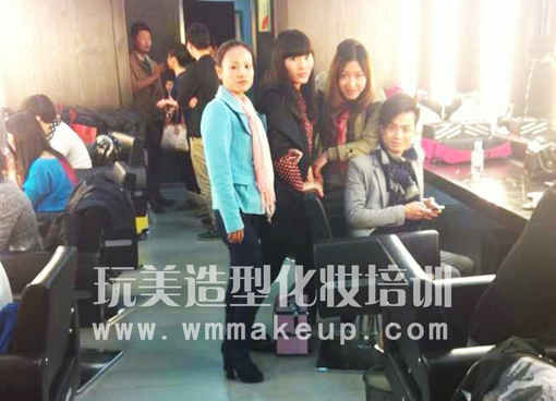 长少玩美造型化妆培训学校学员后台工作花絮