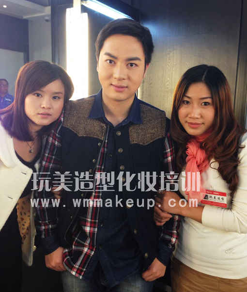 玩美造型化妆学员与主持人王健