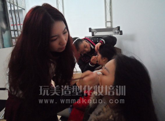 长沙玩美化妆培训学校强力助阵第九届国际汽车博览会