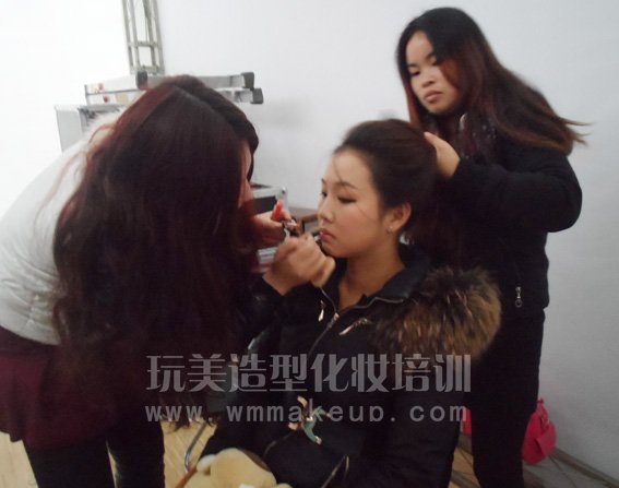 长沙玩美化妆培训学校强力助阵第九届国际汽车博览会