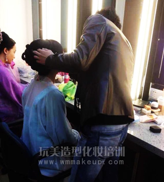 长沙玩美化妆学校为“一生一世合家欢”贺岁片提供化妆造型服务