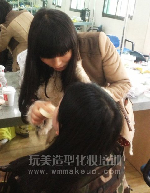 长沙玩美化妆学校为“一生一世合家欢”贺岁片提供化妆造型服务