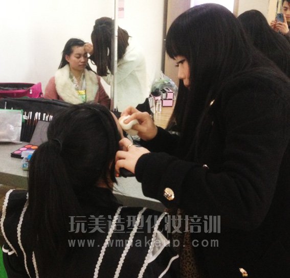 长沙玩美化妆学校为“一生一世合家欢”贺岁片提供化妆造型服务