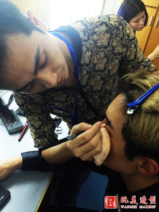 玩美造型彭老师为快男提供化妆造型服务